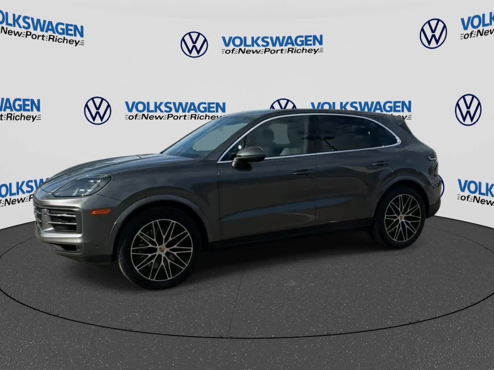 Used 2025 Porsche Cayenne AWD/4WD image 4