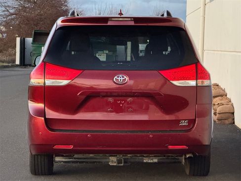 Used 2014 Toyota Sienna XLE image 5