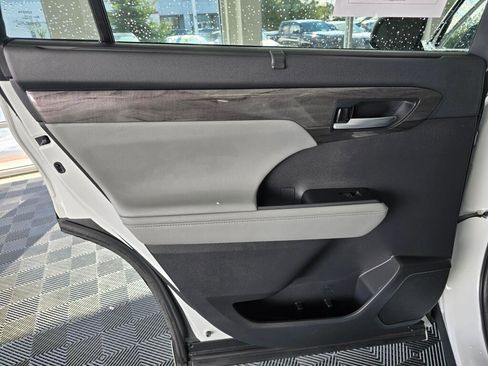 Used 2024 Toyota Highlander Platinum image 39