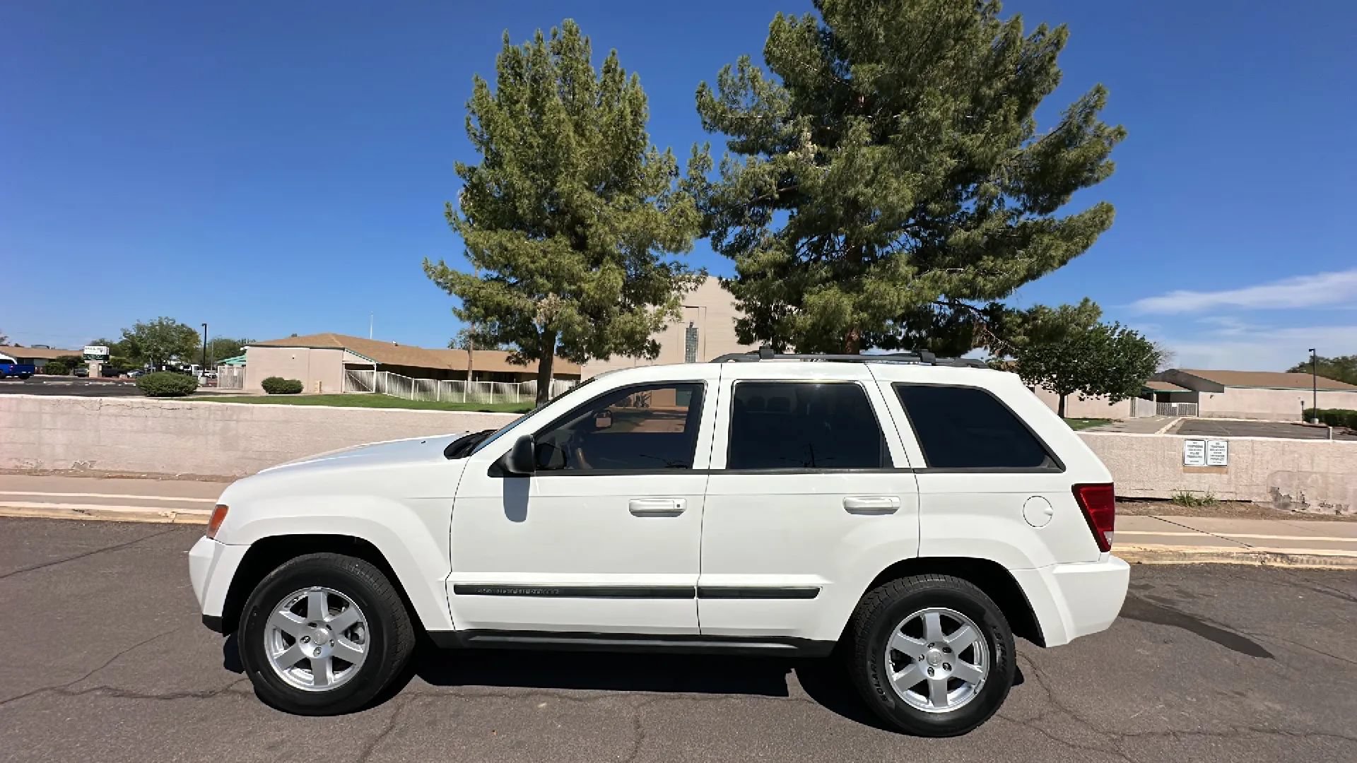 Used 2009 Jeep Grand Cherokee Laredo w/ Trailer Tow Group AWD/4WD image 1