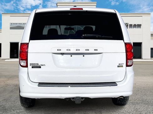 Used 2018 Dodge Grand Caravan SXT image 4