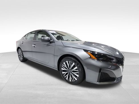 Used 2024 Nissan Altima 2.5 SV image 6