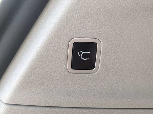 Used 2020 Chrysler Pacifica Limited FWD image 13