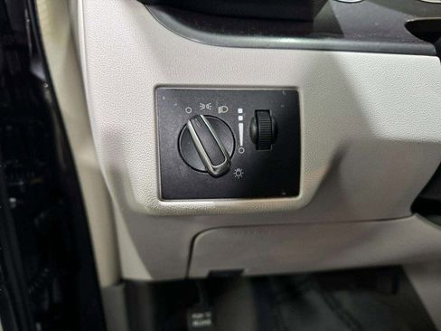 Used 2012 Volkswagen Routan S image 23