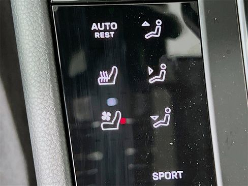 New 2026 Porsche Macan image 23