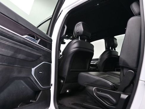 Used 2024 Jeep Wagoneer Base w/ Premium Group I image 15