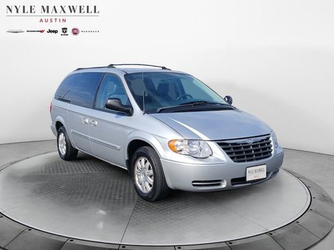 Used 2005 Chrysler Town & Country Touring w/ Leather Interior Group FWD image 2