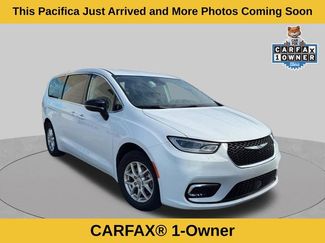 Used 2024 Chrysler Pacifica Touring-L FWD video 2