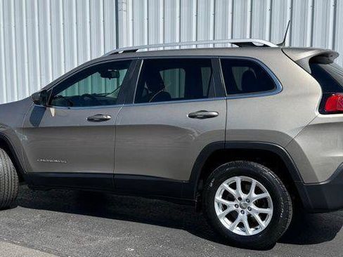 Used 2017 Jeep Cherokee Latitude w/ Cold Weather Group image 2