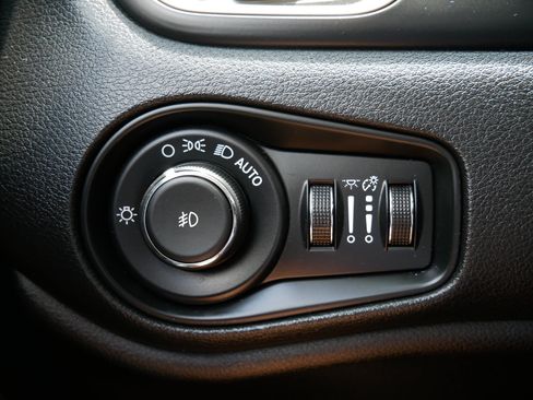 Used 2015 Jeep Renegade Limited w/ Safety & Security Group I AWD/4WD image 26