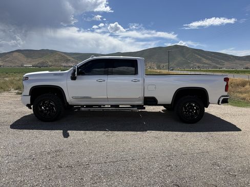 Used 2024 Chevrolet Silverado 3500 High Country w/ High Country Premium Package AWD/4WD image 4
