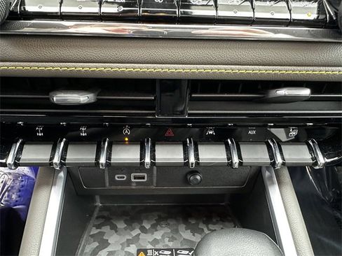 Used 2023 Chevrolet Colorado ZR2 w/ ZR2 Convenience Package III image 24