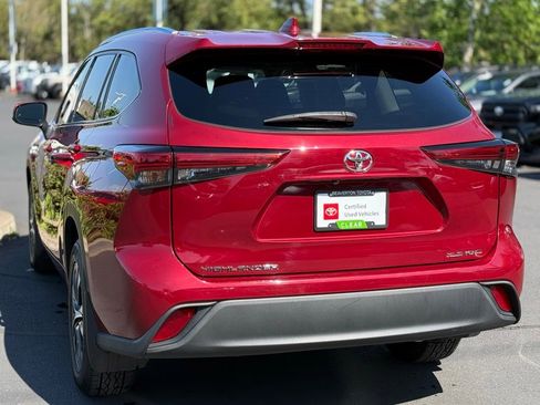 Certified 2021 Toyota Highlander XLE AWD/4WD image 3