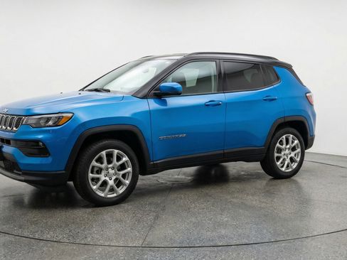 Used 2025 Jeep Compass Limited image 3