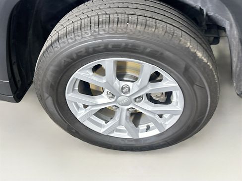 Used 2023 Jeep Grand Cherokee Limited w/ Luxury Tech Group II image 11