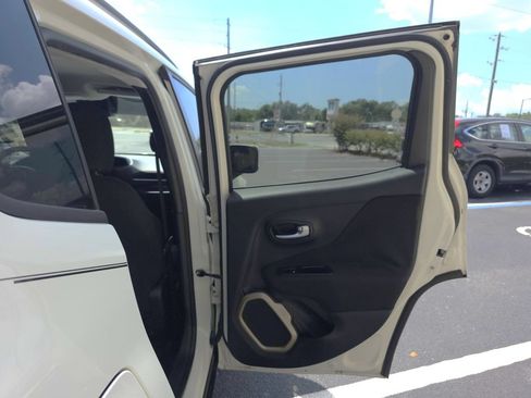 Used 2016 Jeep Renegade Latitude FWD image 14