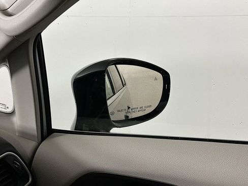 Certified 2024 Chrysler Pacifica Touring-L image 27