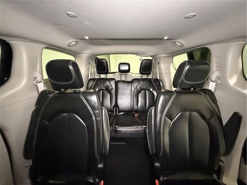 Used 2023 Chrysler Pacifica Touring-L image 21