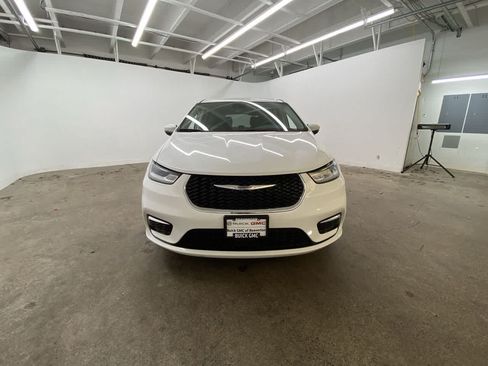Used 2023 Chrysler Pacifica Touring-L FWD image 9