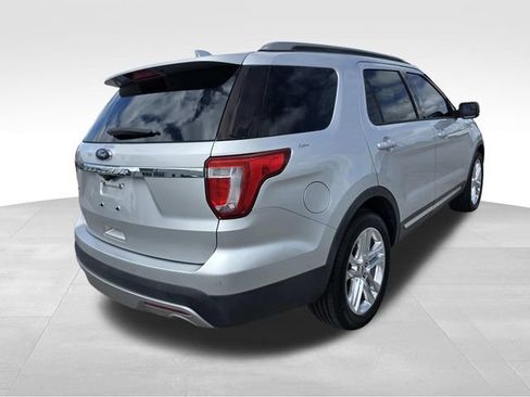 Used 2017 Ford Explorer XLT w/ Equipment Group 202A FWD image 3