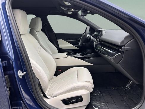 Used 2025 BMW 530i xDrive w/ Premium Package image 28