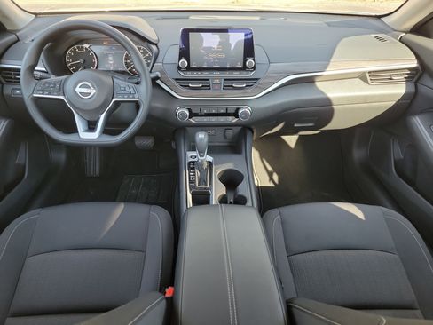 Used 2025 Nissan Altima 2.5 SV image 11