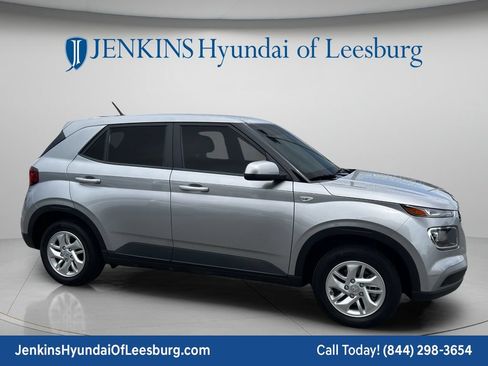 Certified 2024 Hyundai Venue SE FWD image 2