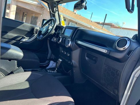 Used 2014 Jeep Wrangler Unlimited Rubicon w/ Connectivity Group image 33