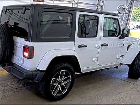 Used 2024 Jeep Wrangler Unlimited w/ Convenience Group AWD/4WD image 8