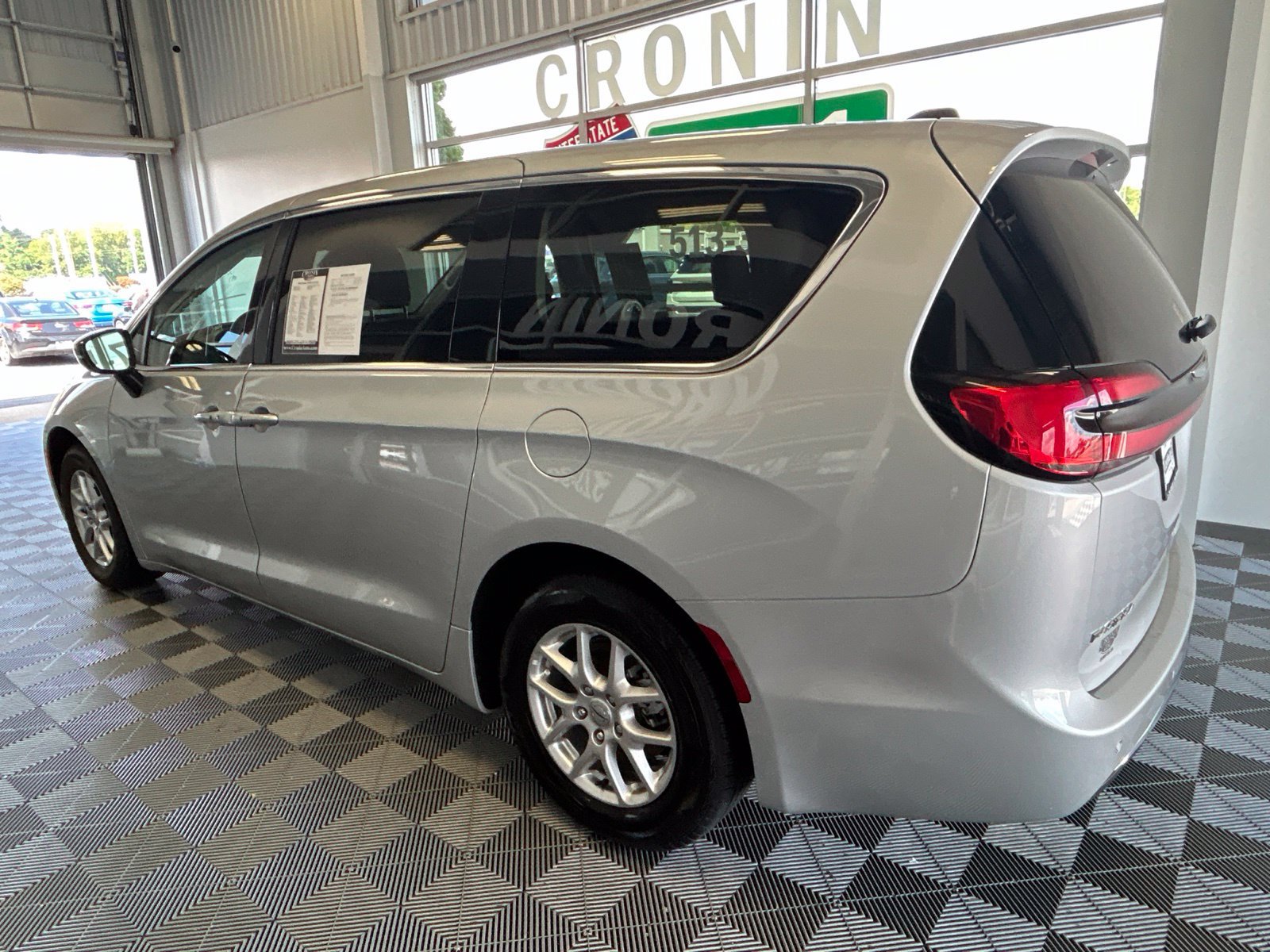 Used 2024 Chrysler Pacifica Touring-L FWD image 4
