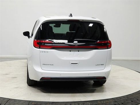 Used 2024 Chrysler Pacifica Limited image 6