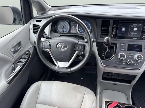 Used 2019 Toyota Sienna XLE w/ XLE Navigation Package image 10