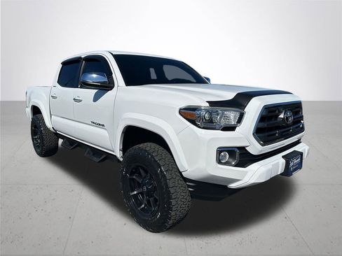 Used 2017 Toyota Tacoma Limited w/ Tow Package image 5