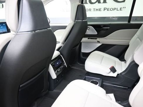 Used 2025 Lincoln Aviator Reserve w/ Equipment Group 201A AWD/4WD image 24