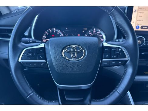 Used 2023 Toyota Highlander XLE FWD image 24