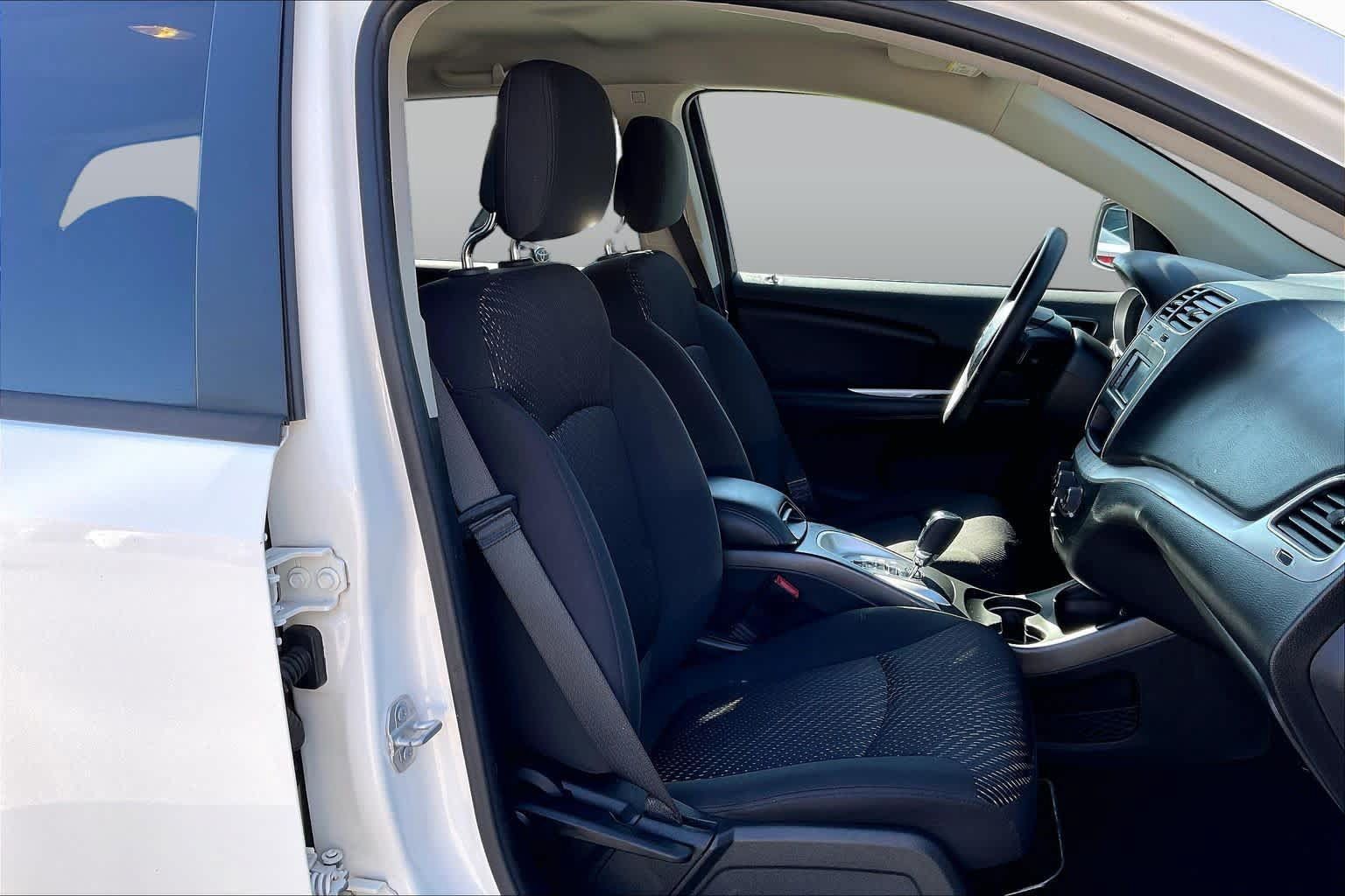 Used 2018 Dodge Journey SE w/ Blacktop Package FWD image 9