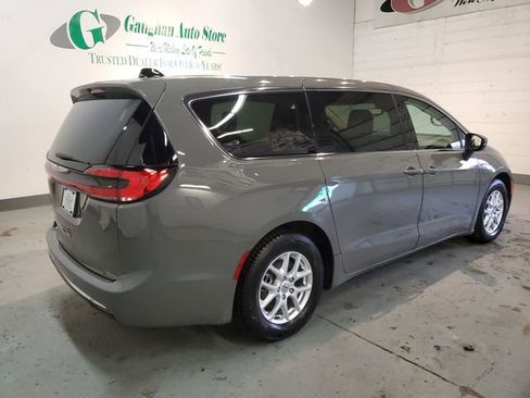 Used 2023 Chrysler Pacifica Touring-L FWD image 7