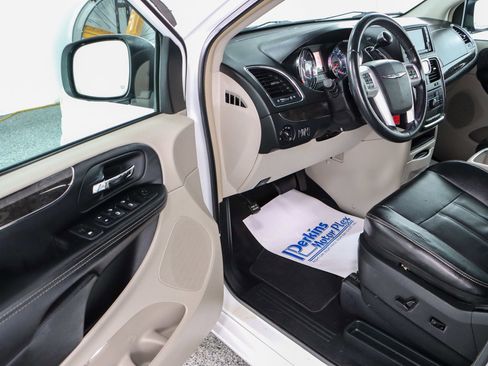 Used 2014 Chrysler Town & Country Touring image 3