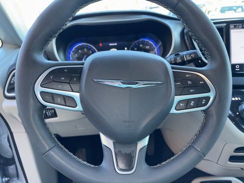 Used 2024 Chrysler Pacifica Touring-L image 20