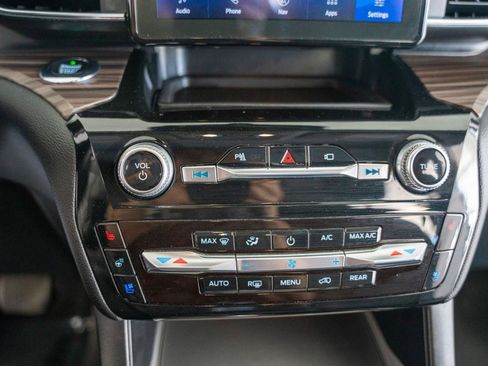 Used 2021 Ford Explorer Limited w/ Equipment Group 301A AWD/4WD image 13