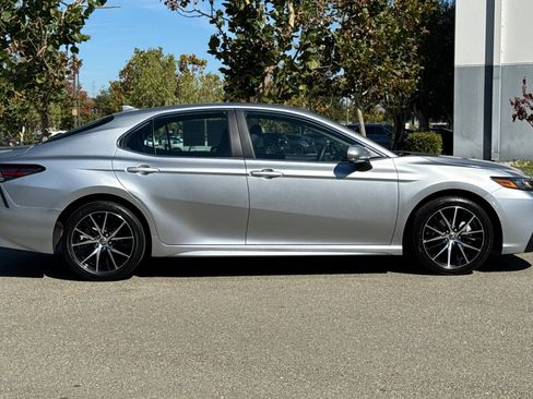 Used 2024 Toyota Camry SE image 3