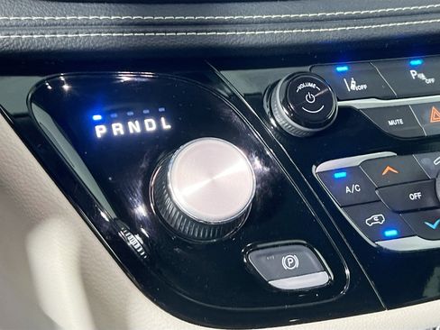 Used 2023 Chrysler Pacifica Touring-L FWD image 24