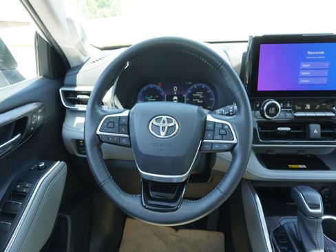 Used 2024 Toyota Highlander Platinum AWD/4WD image 19