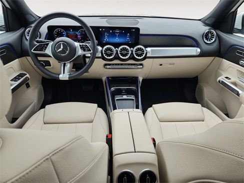 Used 2025 Mercedes-Benz GLB 250 4MATIC image 10