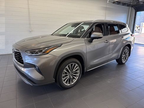 Certified 2025 Toyota Highlander Limited image 4