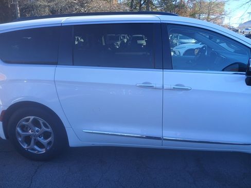 Used 2023 Chrysler Pacifica Limited image 8