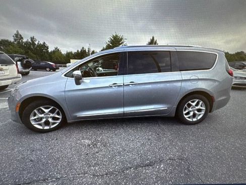 Used 2020 Chrysler Pacifica Limited FWD image 4