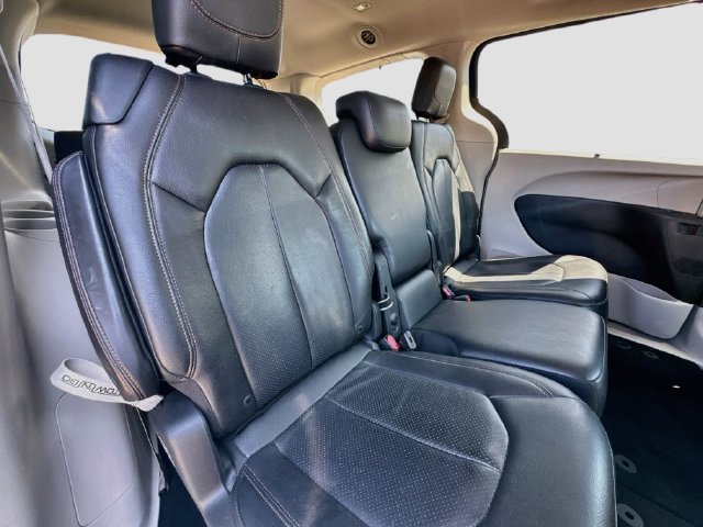 Used 2019 Chrysler Pacifica Touring-L FWD image 31