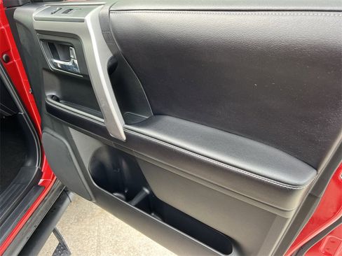 Used 2017 Toyota 4Runner SR5 Premium image 11