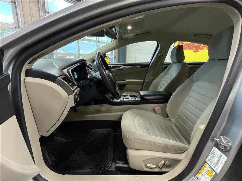Used 2020 Ford Fusion SE FWD image 11